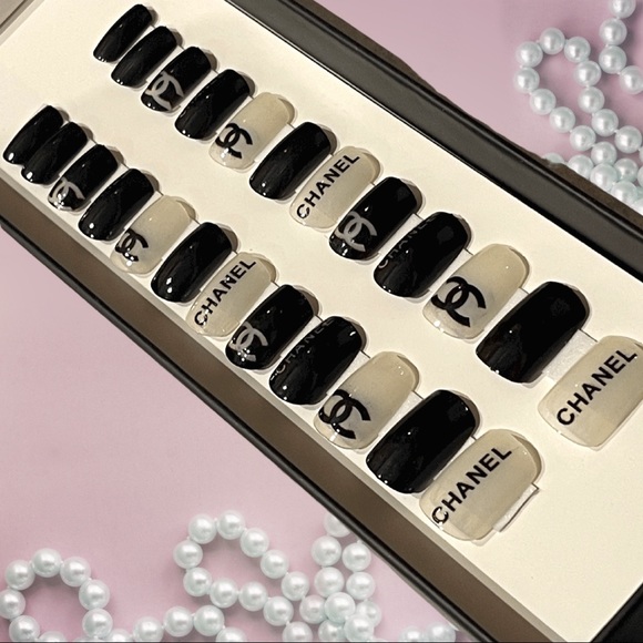 Gorgeous Press on nails from Deadgal 🖤 - Picture 2 of 4